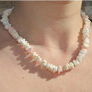 Vintage puka shell necklace Boho costume jewelry 1980s Seashell necklace Beach wedding jewelry for brides Natural pastel shell beads