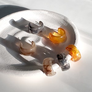 Créoles écaille, Boucles d&#39;oreilles écaille de tortue, Puces d&#39;oreilles écaille de tortue, Créoles en acétate, Créoles en résine, Huggies écaille