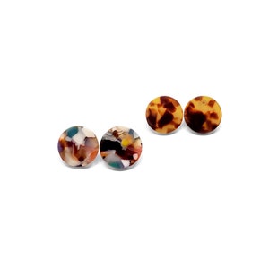 Boucles d&#39;oreilles écaille de tortue, clous d&#39;oreilles écaille de tortue, boucles d&#39;oreilles écaille de tortue, boucle d&#39;oreille minimaliste, boucles d&#39;oreilles cercle, boucle d&#39;oreille en résine légère, clou simple