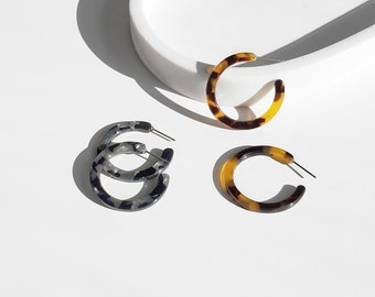 Tortoise Shell Hoop Earrings, Tortoise Huggie Earrings, Minimalist Dainty Huggie Hoops, Resin Hoop Earring, Small Huggie Hoop, Tortoise Hoop