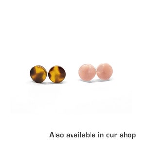 Puede incluir: Dos pares de pendientes redondos. Un par es de caparaz&oacute;n de tortuga marr&oacute;n y negro, el otro par es rosa claro.