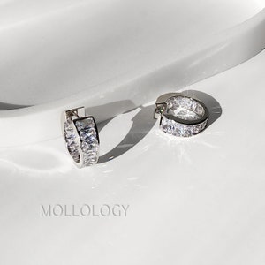 Orecchini a cerchio con zirconi cubici - Orecchini a cerchio con zirconi cubici a baguette in argento sterling - Orecchini a cerchio con castone riempiti in oro bianco - Orecchini da donna