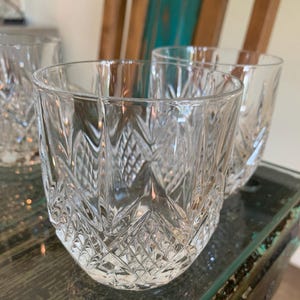 K&ouml;nnte beinhalten: Drei klare Glasbecher mit geschliffenem Glasdesign. Die Gl&auml;ser sind &uuml;bereinander gestapelt.