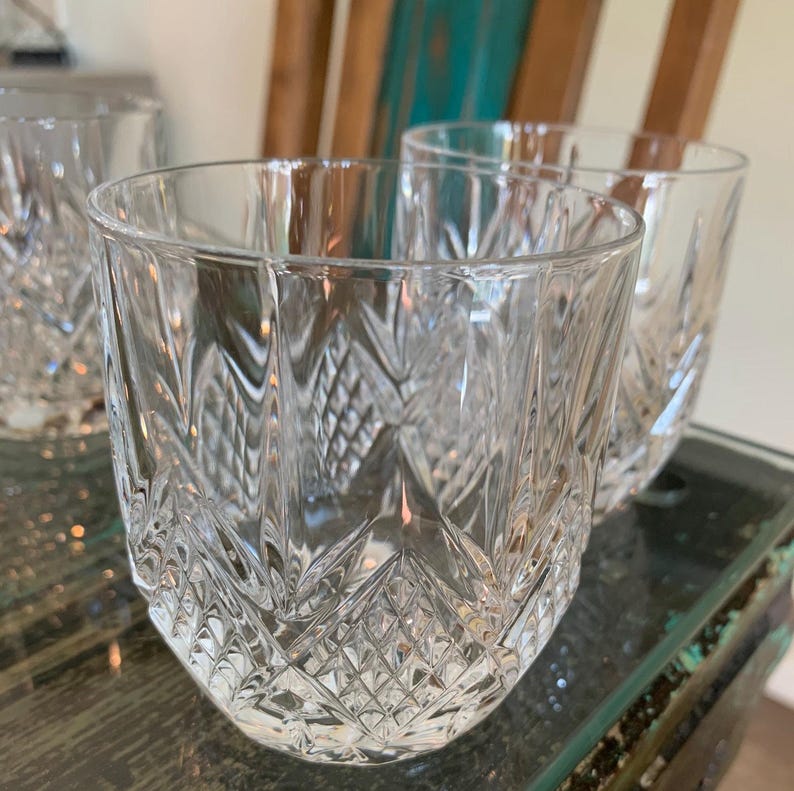 K&ouml;nnte beinhalten: Drei klare Glasbecher mit geschliffenem Glasdesign. Die Gl&auml;ser sind &uuml;bereinander gestapelt.