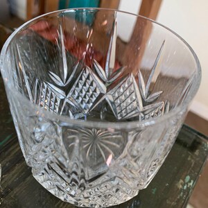 K&ouml;nnte beinhalten: Eine klare Glassch&uuml;ssel mit geschnittenem Kristallmuster. Die Sch&uuml;ssel hat eine runde Form und einen breiten Rand.