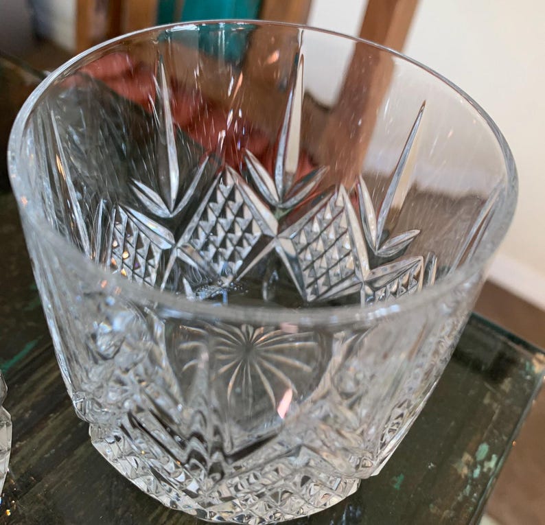 K&ouml;nnte beinhalten: Eine klare Glassch&uuml;ssel mit geschnittenem Kristallmuster. Die Sch&uuml;ssel hat eine runde Form und einen breiten Rand.