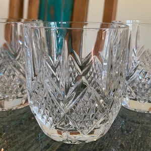 K&ouml;nnte beinhalten: Drei klare Glasbecher mit geschliffenem Kristallmuster. Die Gl&auml;ser haben einen abgerundeten Boden und eine breite &Ouml;ffnung.