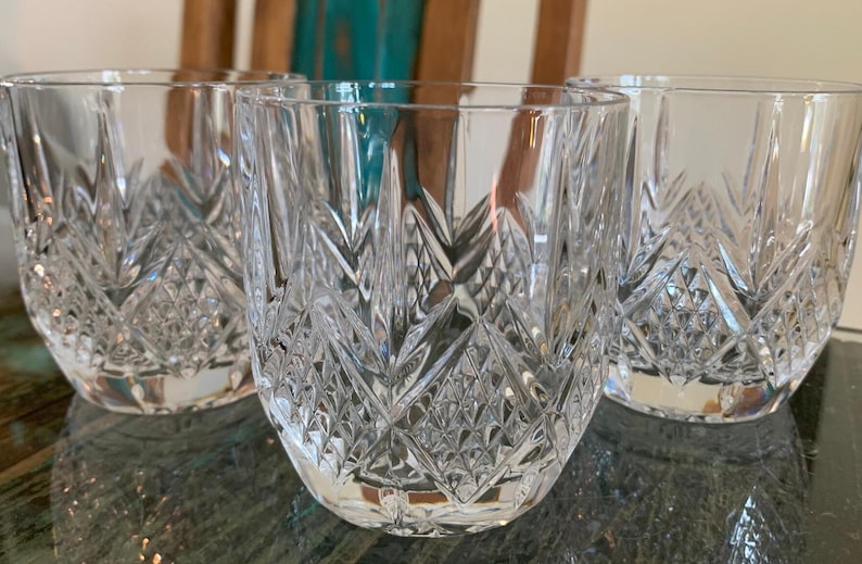 K&ouml;nnte beinhalten: Drei klare Glasbecher mit geschliffenem Kristallmuster. Die Gl&auml;ser haben einen abgerundeten Boden und eine breite &Ouml;ffnung.
