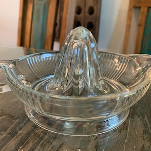 Vintage Clear Glass Citrus Juicer – Manual Reamer with Handle and Pour Spout – Mid-Century Kitchenware