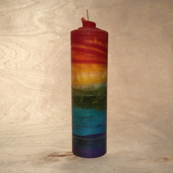 handgemachte gerollte Chakren Kerze Unikat - Regenbogen Kerze