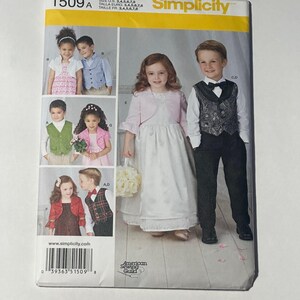 Puede incluir: Un sobre de patrón de costura Simplicity 1509A para ropa formal infantil. La portada muestra ilustraciones de niños con diversos atuendos, incluyendo vestidos con chaquetas bolero, chalecos y pantalones. El texto incluye Simplicity, 1509A y tallas 3-8.