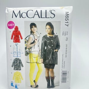 Può includere: Una busta per cartamodello McCall's M6517 per impermeabili nelle taglie 16-24. Il fronte mostra illustrazioni di quattro stili di impermeabili, incluse versioni rosse, bianche, zebrate e gialle, insieme a foto di due modelli con cappotti trasparenti.