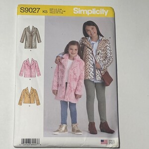 以下が含まれることがあります： Simplicityの型紙S9027 K5（サイズ7-14）。封筒には3種類のジャケットのイラストと、ピンクのテクスチャードコートとヒョウ柄のコートに茶色のショルダーバッグを合わせた2人の人物の写真が掲載されています。