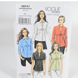 Può includere: Busta per cartamodello Vogue Patterns V8747 con illustrazioni di cinque diversi modelli di camicia. Le camicie presentano varie lunghezze delle maniche, stili di colletto e chiusure frontali con bottoni. Il testo include V8747, Vogue Patterns e Custom Fit.