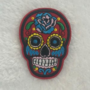 Geborduurde suikerschedelpatch uniseks rode bloemen Day of the Dead Calavera Rose