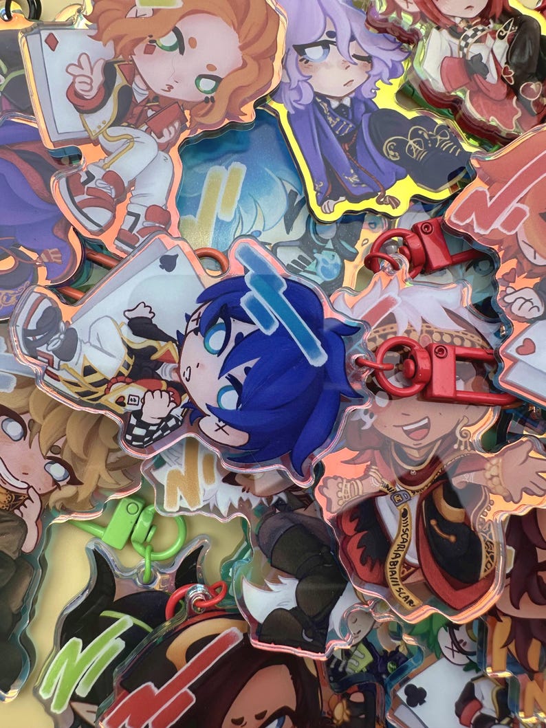 Puede incluir: Una colecci&oacute;n de coloridos colgantes acr&iacute;licos con personajes de estilo anime. Cada colgante presenta un dise&ntilde;o &uacute;nico con colores vibrantes y llaveros. La disposici&oacute;n en capas crea una exhibici&oacute;n din&aacute;mica y llamativa.