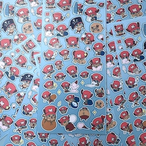 Puede incluir: Hojas de pegatinas con un personaje de dibujos animados con un sombrero rojo en varias poses. Las pegatinas están sobre un fondo azul claro. Algunas pegatinas muestran al personaje con una bandera pirata o durmiendo. Las pegatinas son de varios tamaños.