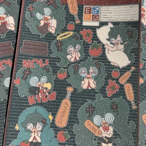 Könnte beinhalten: Ein Bogen mit Aufklebern mit Anime-Illustrationen eines Charakters mit grünen Haaren, Brille und Kreuz. Die Aufkleber enthalten Texte wie "SINNER" und "YAOI" sowie Bilder von Tomaten und einem Baseballschläger. Der Hintergrund ist dunkelgrün mit Glitzer.