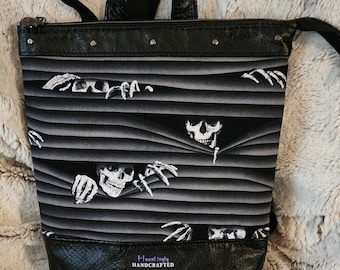 Mochila con esqueletos inquietantes que se asoman: diseño espeluznante y divertido en blanco y negro.
