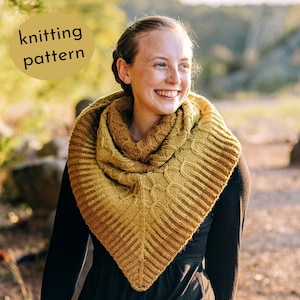 以下が含まれることがあります： 幾何学模様のイエローとブラウンの色合いのニットショールを身につけた女性。ショールは首と肩に巻かれています。画像には、黄色の楕円の中に「knitting pattern」というテキストが含まれています。