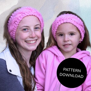 Pode incluir: Duas pessoas usando faixas de cabeça de malha rosa combinando. As faixas de cabeça têm um design texturizado. Uma pessoa está usando um colete branco sobre uma camisa cinza, e a outra está usando uma jaqueta rosa. Um círculo preto com as palavras "PATTERN DOWNLOAD" está na imagem.