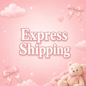 以下が含まれることがあります： ピンクの背景に白文字でExpress Shippingと書かれたグラフィック。ふわふわしたピンクの雲、2つのピンクのサテンリボン、小さなピンクのハート、そして首にピンクのリボンをつけた薄茶色のテディベアが描かれています。