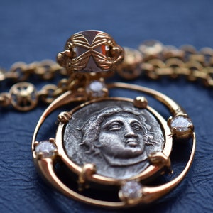 Médaillon Apollon avec chaîne en or 20,5 ct. Diamants 0,97 ct. Pièce d’argent grecque antique