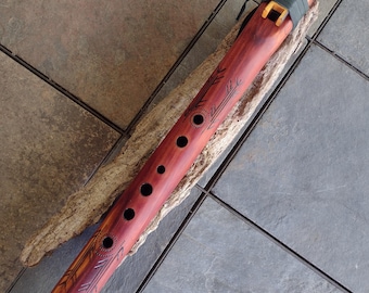 Flauta de cedro rojo estilo nativo americano en clave de sol con bolsa de tela.