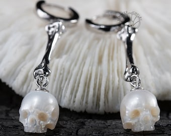 Boucles d'oreilles tête de mort sculptée à la main | Boucles d'oreilles en perles d'eau douce | Clous d'oreilles tête de mort | Bijoux gothiques tête de mort | Boucles d'oreilles minimalistes| Boucle d'oreille squelette