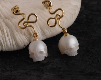 Boucles d'oreilles en perles de serpent sculptées tête de mort Ivoire, boucles d'oreilles en perles d'eau douce, cadeau pour elle, boucles d'oreilles faites main, cadeau pour maman, boucles d'oreilles gothiques