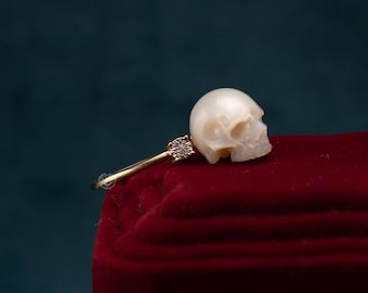 pearl carved skull ring  freshwater pearl classic style with diamond 18K gold engagement ring for wedding Memento Mori Mourning Jewelry