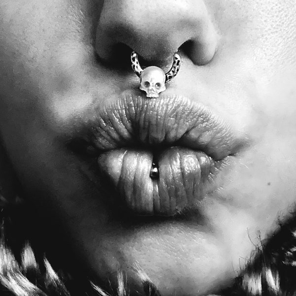 skull Septum Piercing, freshwater pearl Septum Ring, Nose Ring, silver Septum Ring, Thin septum,gothic septum Memento Mori Mourning Jewelry