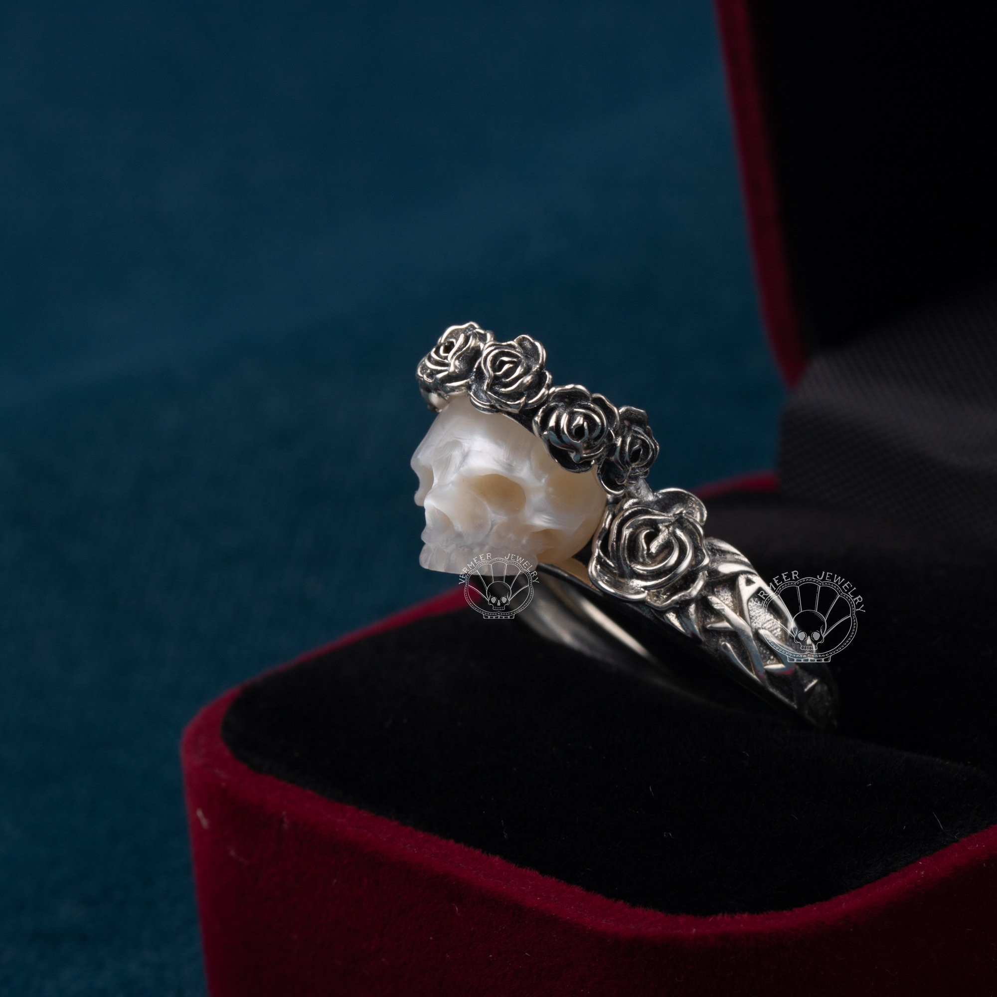 bague tête de mort perle d'eau douce sculptée à la main bague gothique tête de mort avec une couronne bague en argent sterling bague de fiançailles