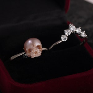Pearl Skull Ring ''Be My Queen'' met kroon 2 stuks zilveren ringen Cadeau voor haar Gothic sieraden statement ring stapelbare ring voor vrouwen pink