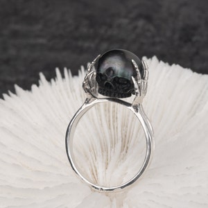 Be A Thinker Tahitian Ring cráneo tallado perla anillo negro tahití perla 9-11mm 925 plata recubierta oro forma de mano anillo de declaración único imagen 7