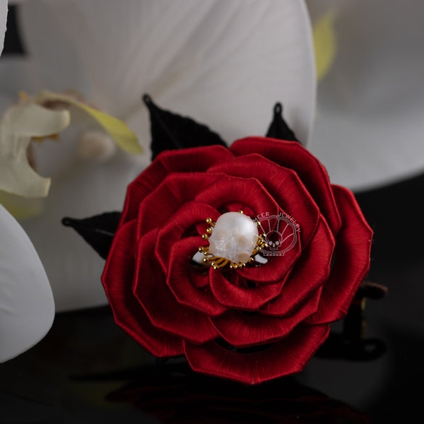Broche perle sculptée tête de mort Broche fleur en soie faite main en forme de rose noire et rouge peigne à cheveux de mariage gothique cadeau pour mariage