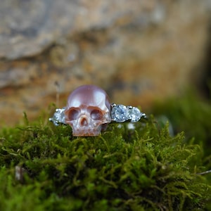 Perlengeschnitzter Totenkopfring, klassischer Süßwasserperle-Stil mit Zirkon, Verlobungsring aus 925er Silber für die Hochzeit, Memento Mori-Trauerschmuck