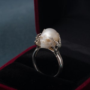 skull pearl ring &#39;&#39;be a thinker&#39;&#39;freshwater pearl handcarved skull ring proposal ring 925 silver gothic statement ring wedding claddagh ring
