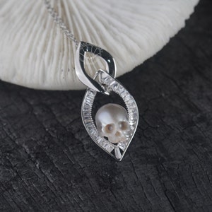 Collier de perles sculptées à la main en forme de tête de mort, cadeau de collier de mariage en argent sterling pour les amoureux, bijoux tête de mort en perles d'eau douce gothiques pour la mariée grey