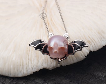 Collier chevalier de la nuit collier de perles d'eau douce sculptées à la main avec des ailes de chauve-souris pendentif en forme de diable collier en argent pour Halloween