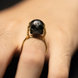 Be A Thinker Tahitian Ring cráneo tallado perla anillo negro tahití perla 9-11mm 925 plata recubierta oro forma de mano anillo de declaración único imagen 3