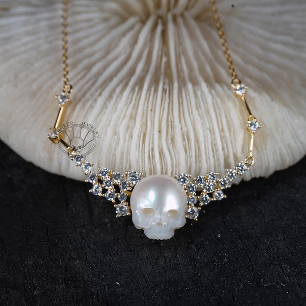 Collar de perlas con calavera tallada: joyería gótica de plata de ley