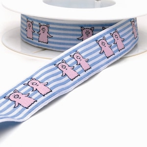 Könnte beinhalten: Blau-weiß gestreiftes Band mit rosa Schweine-Illustrationen.