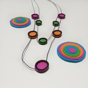 Doppelsträngige Halskette aus bunten Filz-Gummi-Rundstücken, lange farbige und Kautschuk-Halskette, Filz-Halskette, große Halskette, rundes Kautschuk