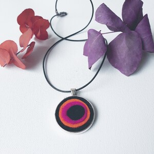 Choker necklace, colored round medallion in wool felt. Colorful, original, affordable and lightweight ideal for coloring your outfit