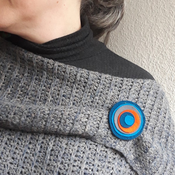 Broche de redondas en fieltro de lana de colores de mujer.Circles felt colored brooch.