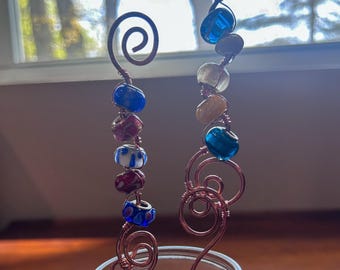 Dúo de vidrio artesanal y cobre veteado: joyería vegetal hecha a mano de calibre 12.