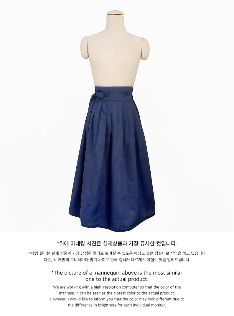 Puede incluir: Un maniqu&iacute; lleva una falda larga, plisada, de color azul oscuro. La falda est&aacute; atada a la cintura con una faja de tela a juego. La imagen del maniqu&iacute; es la m&aacute;s similar al producto real. El color puede verse diferente debido al brillo de cada monitor individual.