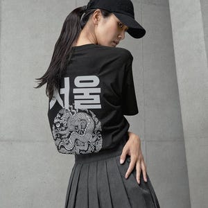 UNISEX Short sleeve T-shirt Korean K-Pop Street Fashion Graphic Tee loose fit Top TETEROT SALON Seoul Yongbo T-Shirt 서울용보 티셔츠