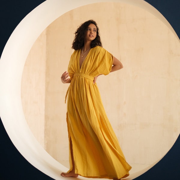 Elegante caftán de algodón, vestido largo blanco de gasa, ropa de playa de verano.